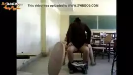 استاد ينيك طالبته في فترة الاستراحة هما شغالين الفيديو الإباحية