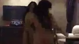 رجل يربوط ثلاث فتيات فى السرير ويفعل الجنس معهم