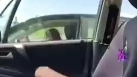 في سيارته وفتاته تهجم عليه مص ورضاعة حتى تخرج شهوته الفيديو الإباحية