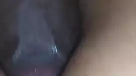 سكس قضيب اسود شاب زنجي يمارس الجنس مع فاتنة الابنوس علي الاريكة الفيديو الإباحية