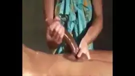 مدلكة الآسيوية الساخنة يستخدم يديها والأظافر.