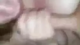 امرأة سمراء سلوتي في اللباس الوردي وجوارب تختبر لعبها الجنس الجديد، في سريرها