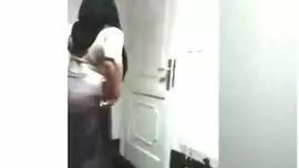 نيك سعودية منقبة لابسة جلباب في المدرسة