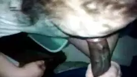 يمص حليمات صغيرة من فتاة والام الممحونة ترضعه سكس