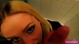 امرأة ذات شعر أحمر تمارس الجنس عن طريق الفم