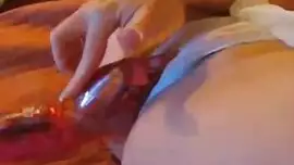 امرأة آسيوية مفلس تصرخ من المتعة أثناء الحصول على مارس الجنس بجد أثناء اللعب مع مهبل