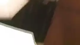 امرأة سمراء الآسيوية هي الحصول على حمارها ضيق مارس الجنس، أثناء الوقوف، في فيلا صغيرة من غرفة نوم واحدة.