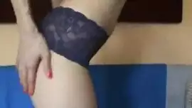 سيدة مثير في الكعب العالي يخلق ملابسها ولعبها مع نفسها أثناء الحصول على مارس الجنس