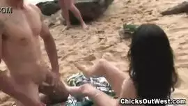 لعب بنات مع القرود