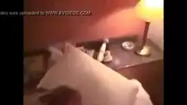 فاتنة اليابانية هي ممارسة الجنس غير الرسمي في غرفة فندق ضخمة، مع رجل متزوج من صديقها