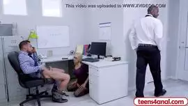جبهة مورو شقراء ساخنة تمارس الجنس مع اثنين من زملائها في المكتب