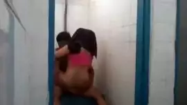 طالبة ثانوي محجبة تلعب في بزازها الفايرة في الحمام وتضرب