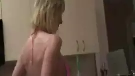 الأم القحبة تمص زب ابنها أمام زوجها الذي يشاهد ويشجعها الفيديو الإباحية