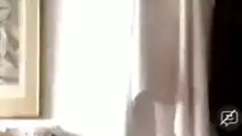 فتاة غريب، سورين دي مير تلعب مع لعبة الجنس المفضلة لها بينما كانت وحدها في المنزل.