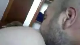 سكس رومانسي نار الحبيبين يتبادلان القبلات الساخنة والشاب يلحس كسها الوردي المبلل الفيديو الإباحية عالية الدقة فيديو كامل