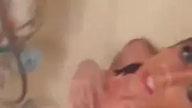 امرأة سمراء في سن المراهقة فاتنة يلعب مع بوسها بعد الاستحمام