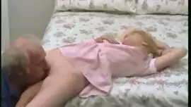 ترغب ان ينام بجانبها كما يفعل والده