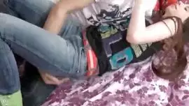 شاب يرتدي قناع يمارس الجنس مع صديقه