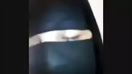 سعودي يفشخ سعودية منقبة عمرها 30 سنة