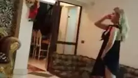امراه ابوه ترقص له وينيكها