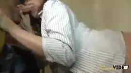 اتنين شباب يجيبوا واحده ست ويخليها على هدوم وينيكوها سكس وينيكوها