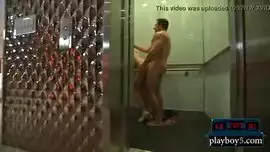 الفتاة تعلق في المصعد و هو ينيكها