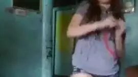 امه بتعلمه الرقص