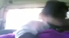 يداعب ثدي ابنته في السيارة