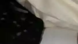 ابنها ينام بجانها عل سرير